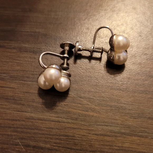 Faux Pearl screw on earrings - Picture 2 of 5